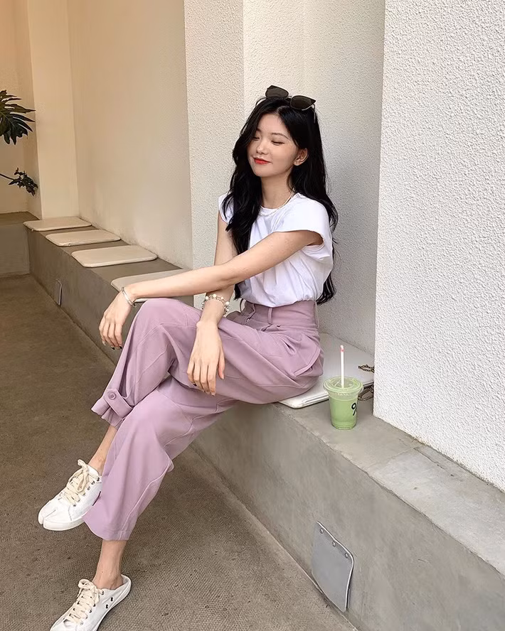 Style phối đồ trắng/tím xem ra được nhiều shop lăng xê, vì "combo" màu sắc này diện lên thì chuẩn không cần chỉnh. Cô bạn này khéo léo phối áo phông độn vai, quần âu màu tím trang nhã, kết hợp thêm sneaker "móng heo" đạp gót, quá "ok lah" rồi đúng không?