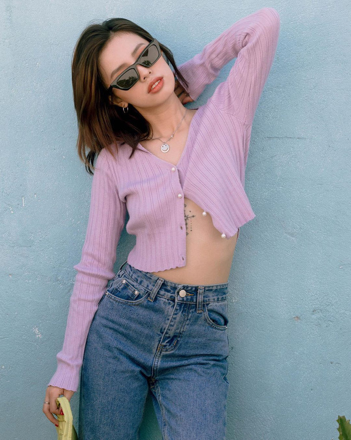 Crop top thun gân cài khuy màu tím nền nã có lẽ là item dễ diện nhất trên đời, kết hợp với chân váy ngắn hoặc quần jeans là style xịn mịn lên vài nấc.