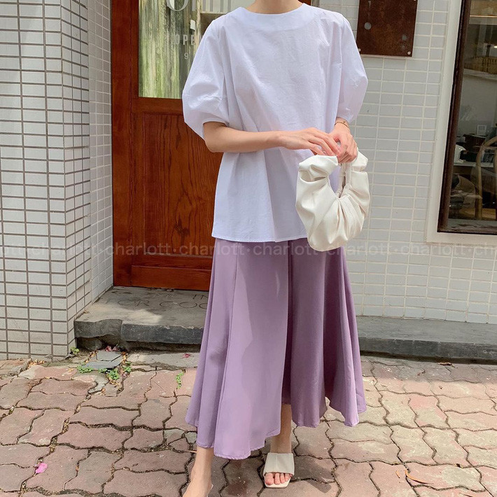 Nếu không giỏi trong khoản mix đồ thì cứ &quot;múc&quot; nhẹ một set áo blouse trắng và chân váy tím đi, thể nào bạn cũng có cây đồ xinh xẻo để diện xuống phố.