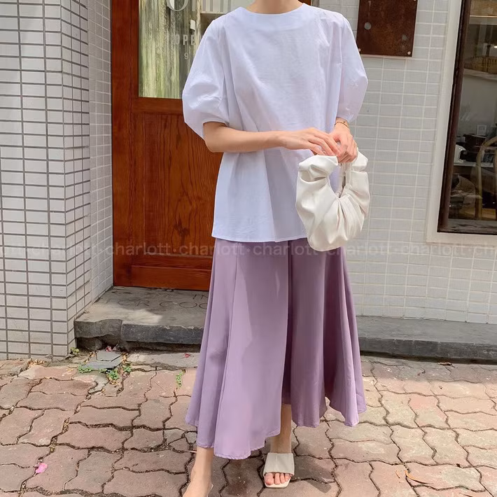 Nếu không giỏi trong khoản mix đồ thì cứ "múc" nhẹ một set áo blouse trắng và chân váy tím đi, thể nào bạn cũng có cây đồ xinh xẻo để diện xuống phố.