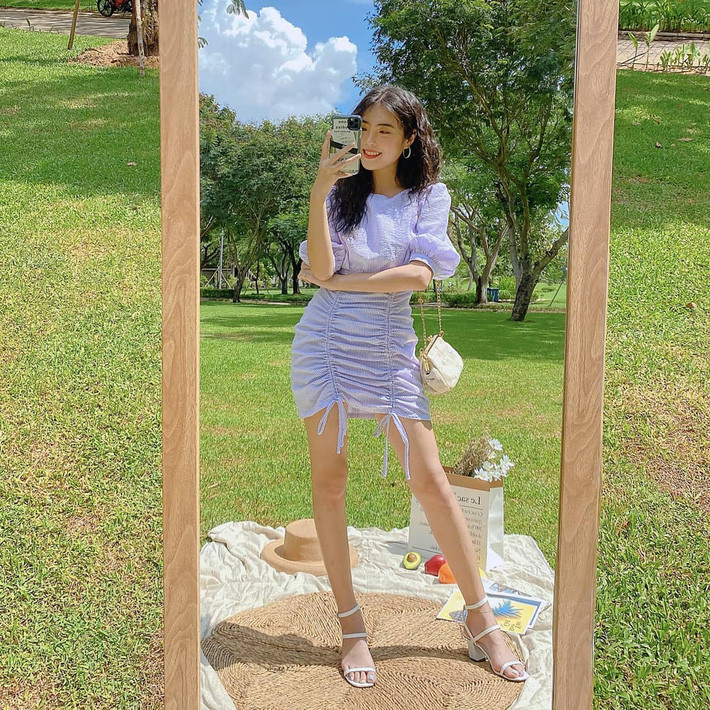 Những chiếc đầm &quot;bánh bèo&quot; màu tím lilac kì thực là item không nên bỏ qua đâu vì diện lên &quot;auto&quot; xinh và ngọt ngào, không cần phối đồ cầu kì mất công.