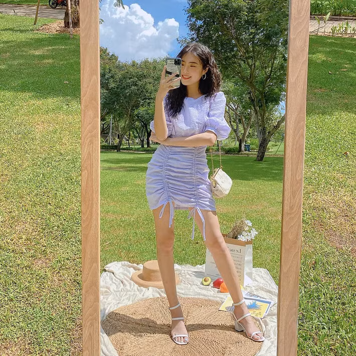 Những chiếc đầm "bánh bèo" màu tím lilac kì thực là item không nên bỏ qua đâu vì diện lên "auto" xinh và ngọt ngào, không cần phối đồ cầu kì mất công.
