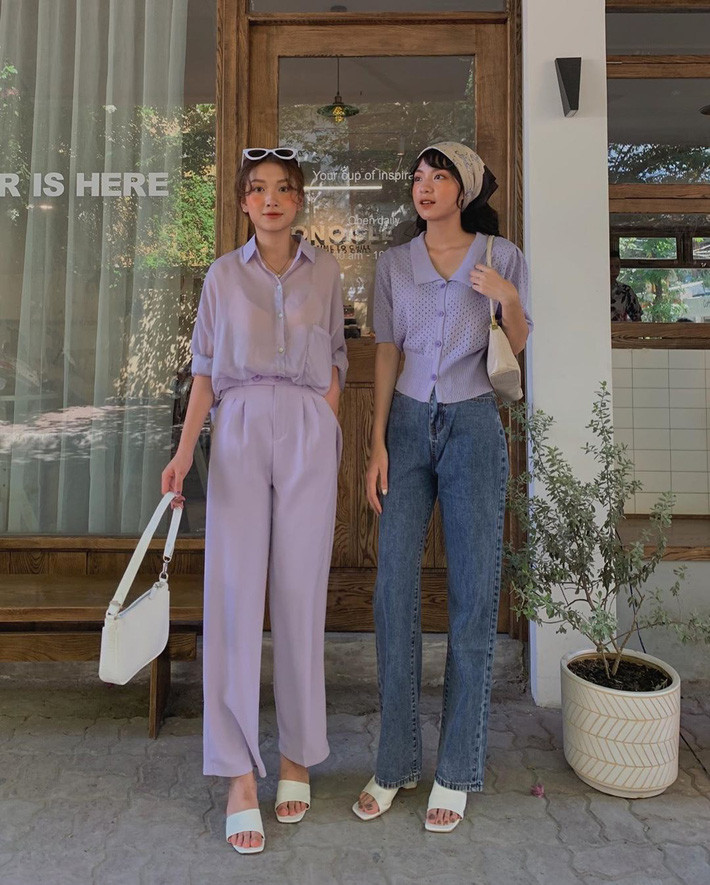 Nếu cuồng màu tím thì bạn vẫn có thể chọn cách phối đồ tông xuyệt tông, nhấn nhá thêm túi trắng, giày trắng hoặc nếu không thì cứ chọn một chiếc crop top xinh yêu, mix quần jeans là mọi thứ đều chuẩn rồi.