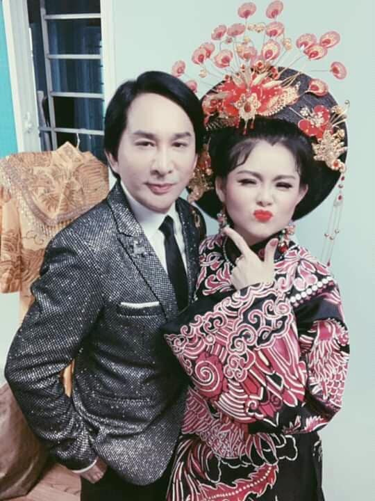 Nghệ thuật cũng là nơi bén duyên Kim Tử Long và bà xã Trinh Trinh. Cả hai chung sống với nhau gần 10 năm nay bất chấp nhiều lời dị nghị về khoảng cách 11 tuổi. Nghệ thuật cũng là nơi bén duyên Kim Tử Long và bà xã Trinh Trinh. Cả hai chung sống với nhau gần 10 năm nay bất chấp nhiều lời dị nghị về khoảng cách 11 tuổi.