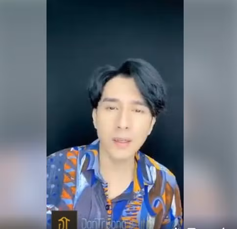 Với diện mạo này có ai đoán được rằng Đan Trường năm nay đã 44 tuổi. Sau hàng chục năm, Đan Trường sở hữu vẻ ngoài trẻ trung cùng làn da mịn màng không tì vết.