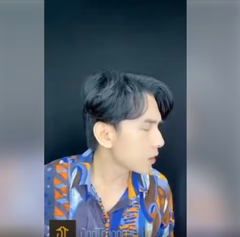 Góc nghiêng thần thánh khoe sống mũi thẳng tắp của nam ca sĩ.