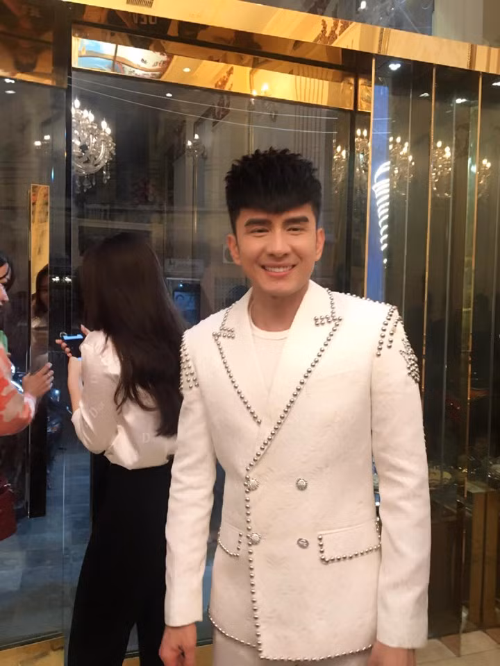 Kiểu tóc mỏ chim vuốt sáp cứng đờ gây tranh cãi của Đan Trường trước đó.