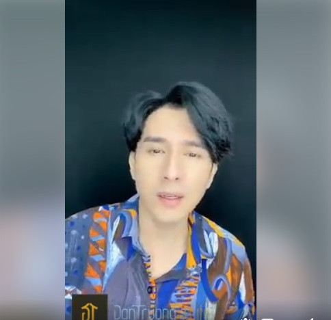 Với diện mạo này có ai đoán được rằng Đan Trường năm nay đã 44 tuổi. Sau hàng chục năm, Đan Trường sở hữu vẻ ngoài trẻ trung cùng làn da mịn màng không tì vết.