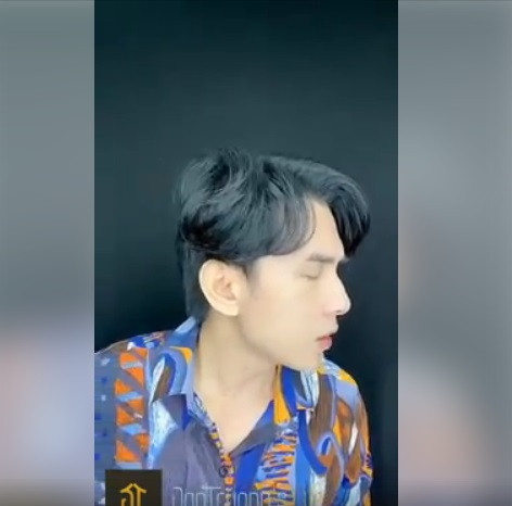 Góc nghiêng thần thánh khoe sống mũi thẳng tắp của nam ca sĩ.