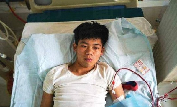 Từ một chàng trai khỏe mạnh, Tiểu Vương phải nằm liệt giường và thường xuyên chạy thận để duy trì sự sống. Từ một chàng trai khỏe mạnh, Tiểu Vương phải nằm liệt giường và thường xuyên chạy thận để duy trì sự sống.