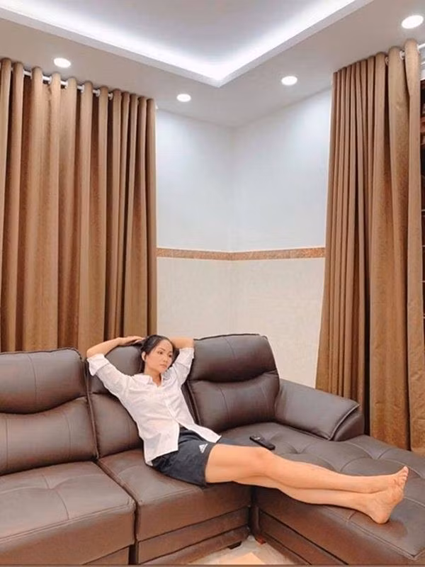 Chiếc ghế sofa lớn đặt ở phòng khách được người đẹp chia sẻ trước đó.