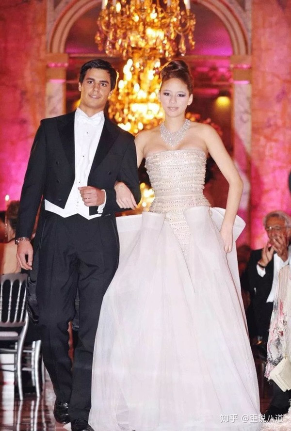 Hà Gia Tình trở thành tâm điểm của dạ hội Bal des Débutantes năm 2009. Hà Gia Tình trở thành tâm điểm của dạ hội Bal des Débutantes năm 2009.