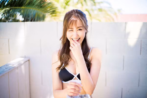 Lưu Bội Nguyệt sinh năm 1989, hơn Hà Du Hanh 3 tuổi. Cô sở hữu chiều cao 1m74, khuôn mặt trẻ trung cùng thân hình gợi cảm.