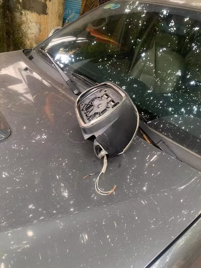 Hình ảnh gương bị bẻ.