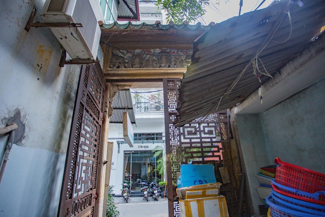 Toàn bộ không gian ngôi nhà đều được trang trí họa tiết “Phúc - Lộc - Thọ”. Toàn bộ không gian ngôi nhà đều được trang trí họa tiết “Phúc - Lộc - Thọ”.