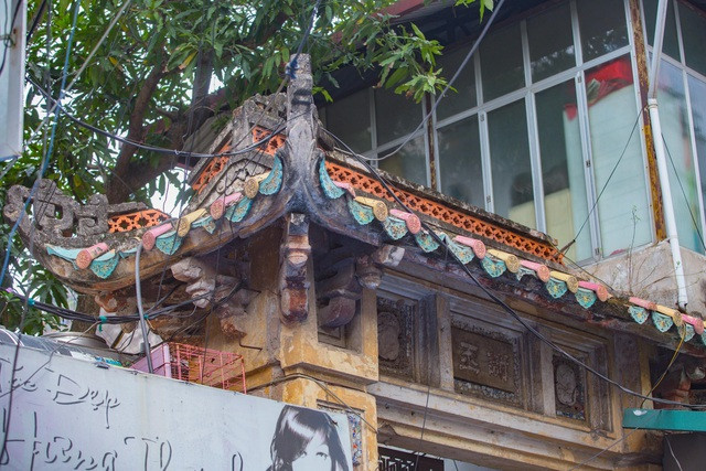 Phía trên căn biệt thự được lợp ngói lưu ly, một số họa tiết trang trí được ghép từ các mảnh sành, sứ. Phía trên căn biệt thự được lợp ngói lưu ly, một số họa tiết trang trí được ghép từ các mảnh sành, sứ.