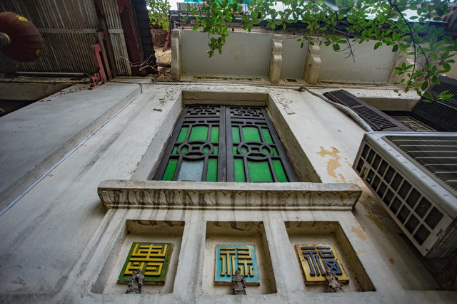 Bộ ba bức tượng “Phúc - Lộc - Thọ” trên tường căn biệt thự cổ kính. Bộ ba bức tượng “Phúc - Lộc - Thọ” trên tường căn biệt thự cổ kính.