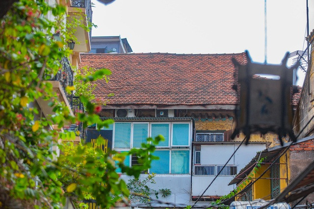 Toàn bộ công trình có tổng diện tích hơn 1.000 m2, bao gồm 3 công trình lớn, khu vực nhà ở nằm ở chính giữa và 2 bên tả - hữu được sử dụng làm phòng khách. Toàn bộ công trình có tổng diện tích hơn 1.000 m2, bao gồm 3 công trình lớn, khu vực nhà ở nằm ở chính giữa và 2 bên tả - hữu được sử dụng làm phòng khách.
