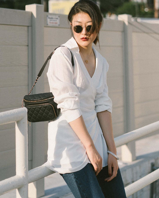 Với những combo đơn giản như áo blouse trắng + quần jeans, tuyệt chiêu tô son môi đậm, nhấn nhá trang sức vàng kim chính là cách nâng tầm vẻ sang trọng hiệu quả nhất.