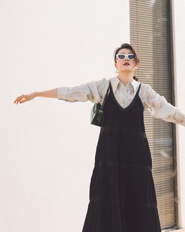 Muốn trưng dụng triệt để những chiếc váy hai dây trong mùa hè, bạn hãy tích cực áp dụng công thức áo sơ mi + váy hai dây, diện lên vừa trẻ trung, &quot;ăn chơi&quot; mà vẫn ghi điểm thanh lịch.