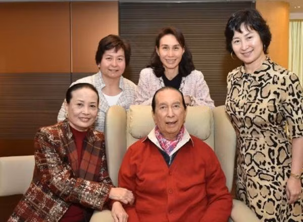 Bà Hai đang thắng thế với những người con tài năng, trong đó, Hà Siêu Quỳnh và Hà Siêu Phượng được mệnh danh là "thiên tài kinh doanh", "tài nữ sòng bạc" của Hong Kong