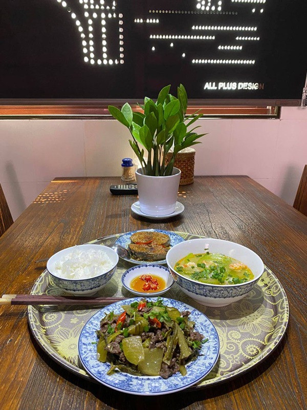 Nhìn mâm cơm tươm tất của Quang Linh, ca sĩ Quốc Thiên còn hài hước: "Ai rước bác cháu giùm, bác đảm đang quá". Nhìn mâm cơm tươm tất của Quang Linh, ca sĩ Quốc Thiên còn hài hước: "Ai rước bác cháu giùm, bác đảm đang quá".