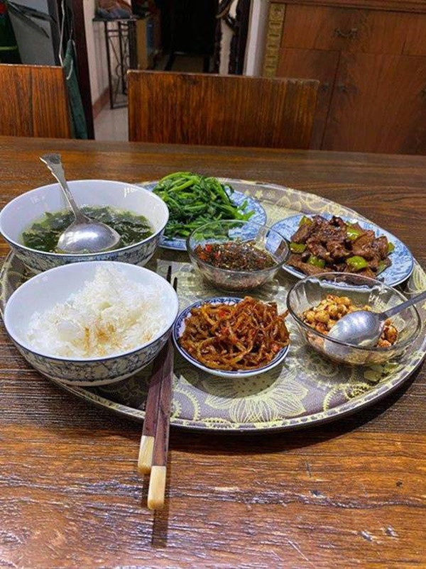Còn đây là mâm cơm của nam ca sĩ, ai nhìn cũng tưởng đủ thịt và rau nhưng Quang Linh nói "Chỉ là cơm chay đạm bạc thôi". Còn đây là mâm cơm của nam ca sĩ, ai nhìn cũng tưởng đủ thịt và rau nhưng Quang Linh nói "Chỉ là cơm chay đạm bạc thôi".