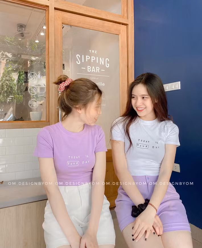 Set đồ với áo thun basic và quần shorts ắt sẽ chinh phục nhiều nàng lắm đây vì diện lên thoải mái, mát mẻ hợp hè, lại chẳng kén phong cách ai.