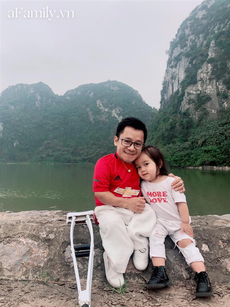 Anh Nguyễn Sơn Lâm và con gái Sala. Anh Nguyễn Sơn Lâm và con gái Sala.