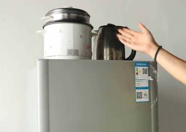 Đặt các thiết bị gia dụng lên nóc tủ lạnh sẽ khiến quá trình tản nhiệt của tủ gặp khó khăn. Đặt các thiết bị gia dụng lên nóc tủ lạnh sẽ khiến quá trình tản nhiệt của tủ gặp khó khăn.