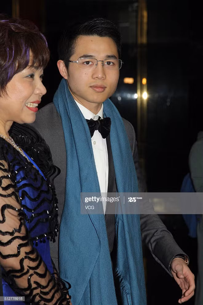 Anh là con trai của Hà Hồng Sân với người vợ thứ 4 - bà Lương An Kì - đây cũng được coi là người vợ giỏi kinh doanh, có đóng góp lớn trong việc phát triển đế chế triệu đô của tỷ phú họ Hà.