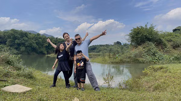 Hai vợ chồng cô thường cho các con đi du lịch trải nghiệm.