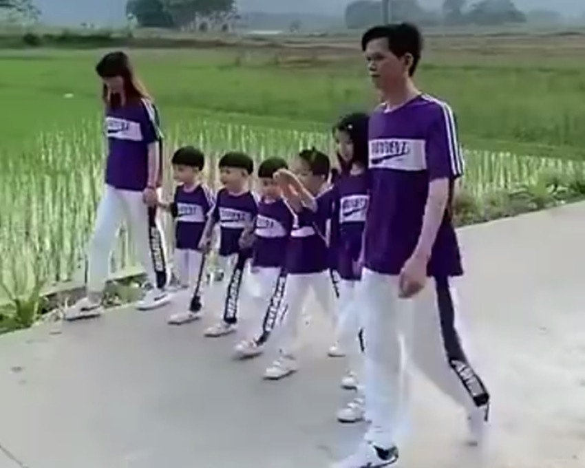 Hình ảnh đàn con đông vui khiến người xem không biết nên vui lo thay cho cặp vợ chồng. k Hình ảnh đàn con đông vui khiến người xem không biết nên vui lo thay cho cặp vợ chồng. k