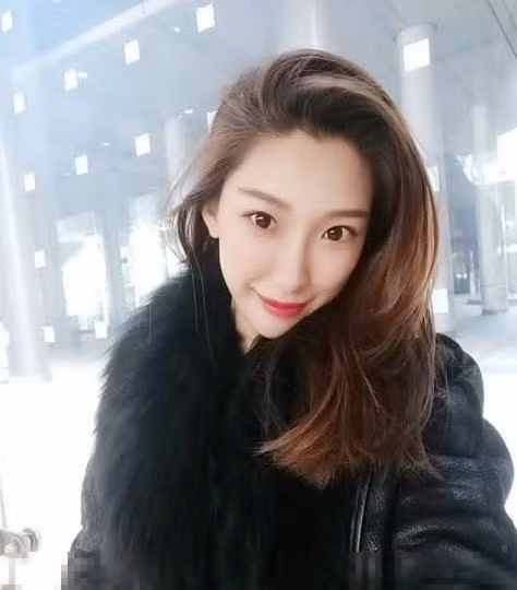 Tề Kiều có vẻ ngoài thanh thoát và khí chất nhẹ nhàng.