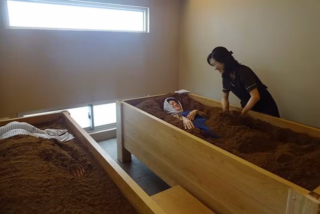 Bồn tắm thường là một hộp gỗ hình chữ nhật, kích thước rộng 1m, dài 2m, sâu 0,6m, khoảng 2/3 sẽ chứa cám gạo.