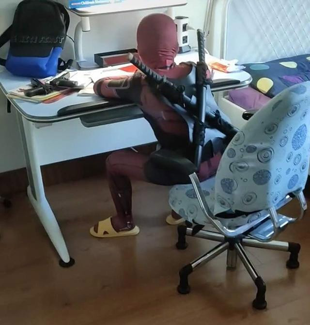 Quần áo nai nịt, vũ khí đầy đủ như Deadpool, cậu bé yên tâm ngồi vào bàn học bài. Quần áo nai nịt, vũ khí đầy đủ như Deadpool, cậu bé yên tâm ngồi vào bàn học bài.