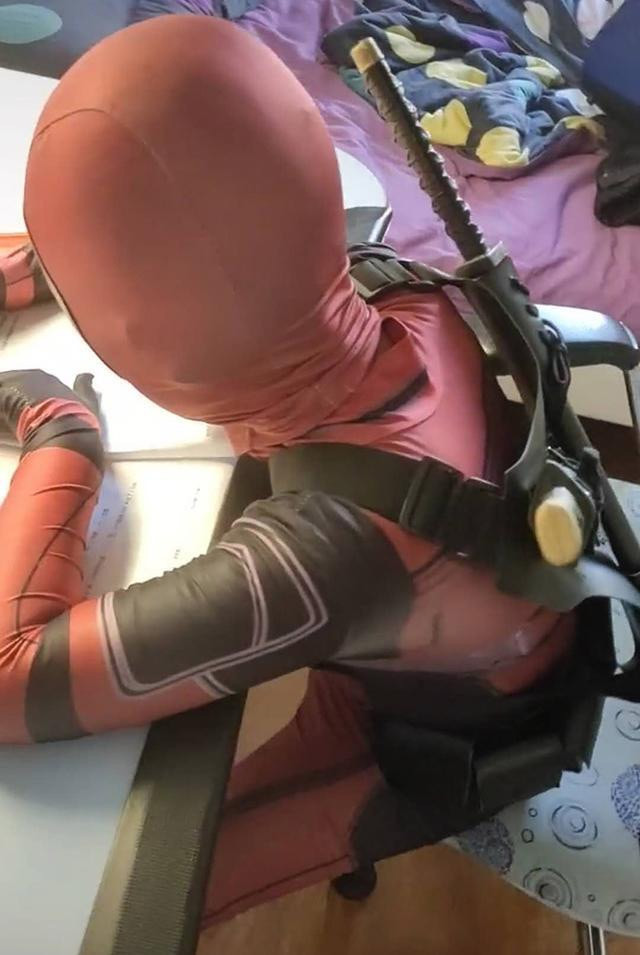 Khả năng siêu phàm và sức mạnh vượt trội như Deadpool thì cậu bé không còn lo lắng gì nữa. Khả năng siêu phàm và sức mạnh vượt trội như Deadpool thì cậu bé không còn lo lắng gì nữa.
