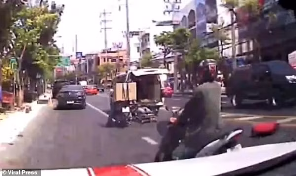 Được biết, dịch vụ y tế của Thái Lan đã nhờ hỗ trợ của các nhóm tình nguyện được kết nối với các bệnh viện tư để giảm tải bớt các cuộc gọi khẩn cấp.