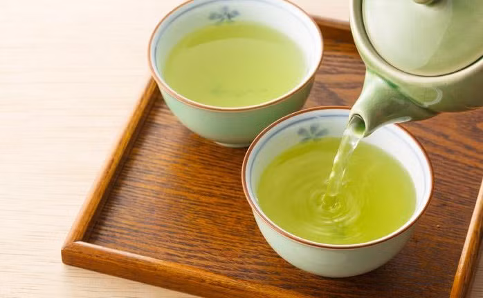 Không chỉ với mực, trà xanh cũng giúp khử mùi tanh của cá - Ảnh minh họa: Internet