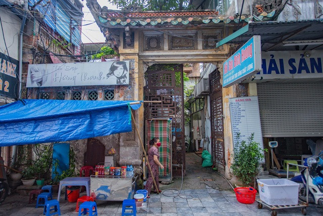 Căn biệt thự có 2 mặt tiền, mặt chính nằm ở 14 Đường Thành. Cổng sau nằm trên phố Nguyễn Quang Bích cũng được xây theo lối truyền thống. Căn biệt thự có 2 mặt tiền, mặt chính nằm ở 14 Đường Thành. Cổng sau nằm trên phố Nguyễn Quang Bích cũng được xây theo lối truyền thống.