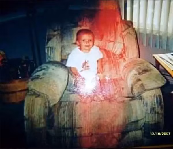 Một vài tuần sau khi ông qua đời, đứa trẻ này đã chào đời. Trong một lần cậu bé ngồi trên chiếc ghế yêu thích của người ông đã khuất, mẹ em đã chụp bức ảnh này với sự xuất hiện của bóng dáng người ông.