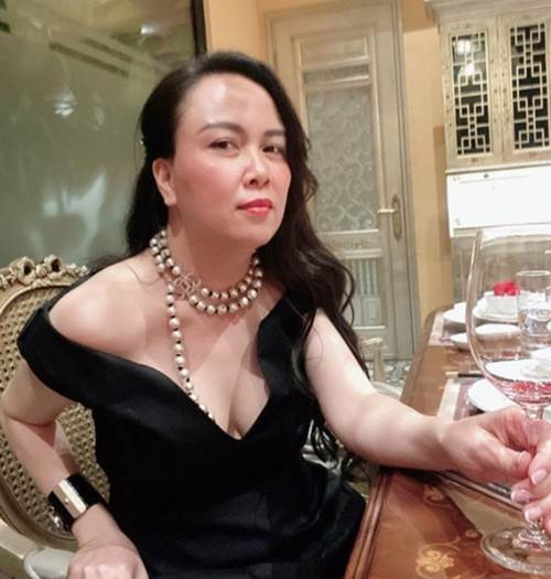 Tuy nhiên ở tuổi ngoài 40, nữ doanh nhân cũng không thể tránh khỏi tình trạng xuất hiện nếp nhăn ở rãnh mũi, má. Tuy nhiên ở tuổi ngoài 40, nữ doanh nhân cũng không thể tránh khỏi tình trạng xuất hiện nếp nhăn ở rãnh mũi, má.