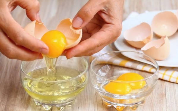 Lòng trắng trứng gà giúp cải thiện độ đàn hồi cho da, đem tới làn da căng mịn. Lòng trắng trứng gà giúp cải thiện độ đàn hồi cho da, đem tới làn da căng mịn.