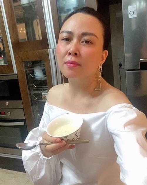 Phượng Chanel vô tình để lộ phần nếp nhăn kéo dài từ mũi, má tới quanh miệng. Tuy không phải quá xấu nhưng chi tiết này đã phần nào làm mất đi vẻ rạng rỡ ở gương mặt nữ doanh nhân. Phượng Chanel vô tình để lộ phần nếp nhăn kéo dài từ mũi, má tới quanh miệng. Tuy không phải quá xấu nhưng chi tiết này đã phần nào làm mất đi vẻ rạng rỡ ở gương mặt nữ doanh nhân.