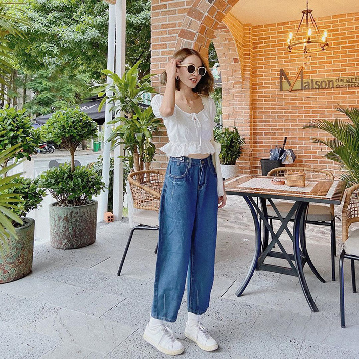 Những chiếc áo blouse nhẹ nhàng, nữ tính nhưng cũng có quyền năng không vừa khi giúp hội chị em toát lên vẻ tiểu thư, kết hợp với quần jeans thì càng trông hiện đại, hút mắt. Những chiếc áo blouse nhẹ nhàng, nữ tính nhưng cũng có quyền năng không vừa khi giúp hội chị em toát lên vẻ tiểu thư, kết hợp với quần jeans thì càng trông hiện đại, hút mắt.