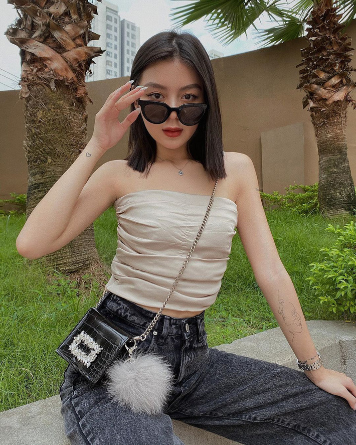 Crop top quây ngực chun nhún khá lạ mắt cũng là một gợi ý hay để bạn mix cùng quần jeans cho mới mẻ, đồng thời khoe khéo được bờ vai mảnh lẫn xương quai xanh. Crop top quây ngực chun nhún khá lạ mắt cũng là một gợi ý hay để bạn mix cùng quần jeans cho mới mẻ, đồng thời khoe khéo được bờ vai mảnh lẫn xương quai xanh.