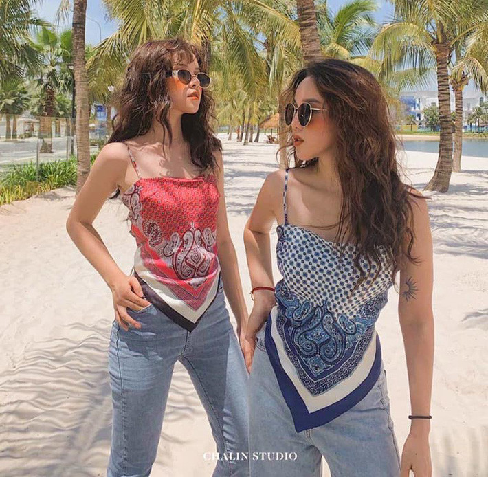 Mùa này nếu muốn "bung lụa" thật sự, bạn nên tìm đến những chiếc khăn áo trendy này thôi. Không cần quấn khăn làm áo như các fashionista, chọn kiểu khăn áo hai dây được thiết kế sẵn, bạn sẽ không lo mình bắt trend chậm nữa rồi. Mùa này nếu muốn "bung lụa" thật sự, bạn nên tìm đến những chiếc khăn áo trendy này thôi. Không cần quấn khăn làm áo như các fashionista, chọn kiểu khăn áo hai dây được thiết kế sẵn, bạn sẽ không lo mình bắt trend chậm nữa rồi.