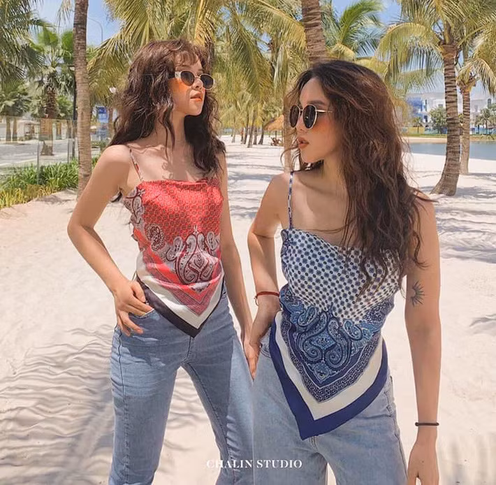 Mùa này nếu muốn "bung lụa" thật sự, bạn nên tìm đến những chiếc khăn áo trendy này thôi. Không cần quấn khăn làm áo như các fashionista, chọn kiểu khăn áo hai dây được thiết kế sẵn, bạn sẽ không lo mình bắt trend chậm nữa rồi.