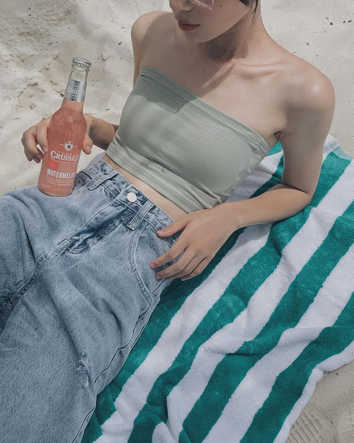 Áo ống thoải mái lại sexy nên đương nhiên cũng là kiểu áo "ok lah" để các cô gái phối cùng quần jeans, toát lên hình ảnh trẻ trung, sành điệu trong hè. Áo ống thoải mái lại sexy nên đương nhiên cũng là kiểu áo "ok lah" để các cô gái phối cùng quần jeans, toát lên hình ảnh trẻ trung, sành điệu trong hè.