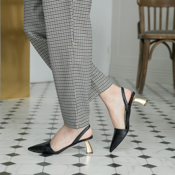 Thay vì sandals quai mảnh sang chảnh, nàng chân thô có thể chọn cao gót dáng cơ bản nhưng thêm chi tiết nhấn nhá, những đôi slingback, mulets... Nếu vẫn mê sandals mảnh mai kiêu kỳ thì những thiết kế có phần mũi chụm lại hoặc quai trước to bản sẽ giúp khắc phục kha khá nhược điểm đôi chân.